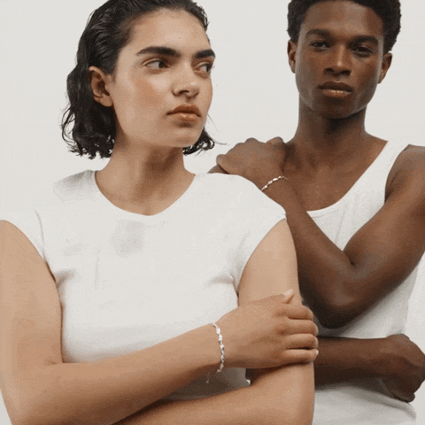 video von mann und Frau die jeweils das goldene massivere aber trotzdem elegante Armband tragen