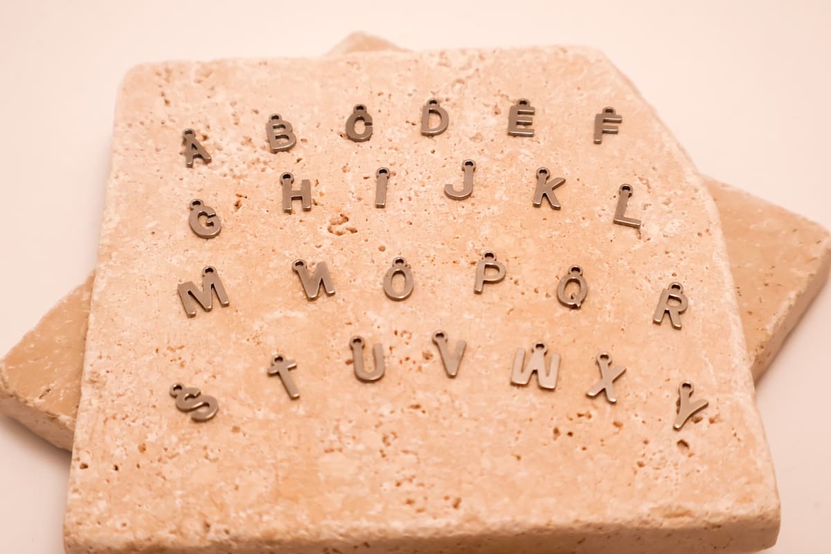 Buchstabe Charm silber/glitzern