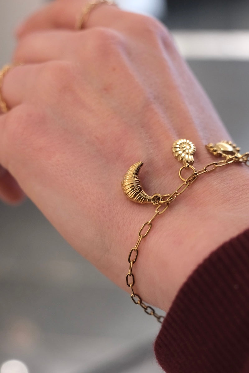 croissant Anhänger befestigt an feinem gold armband