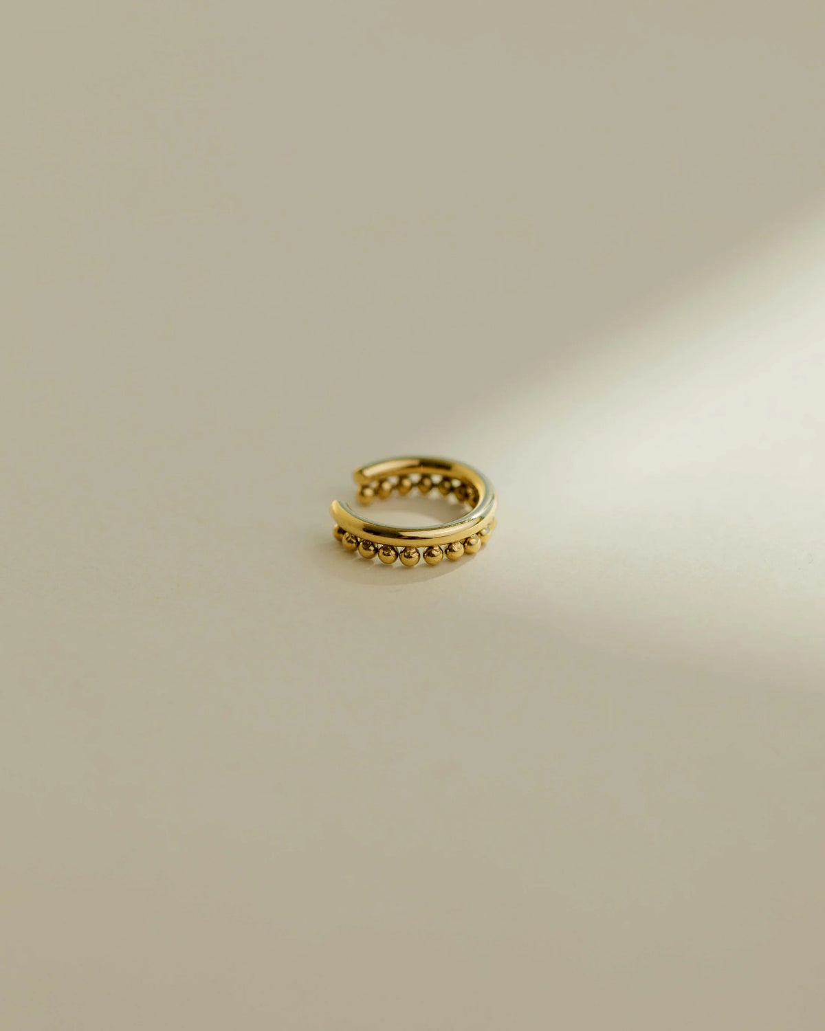 goldener earcuff mit kleinen mini kugeln