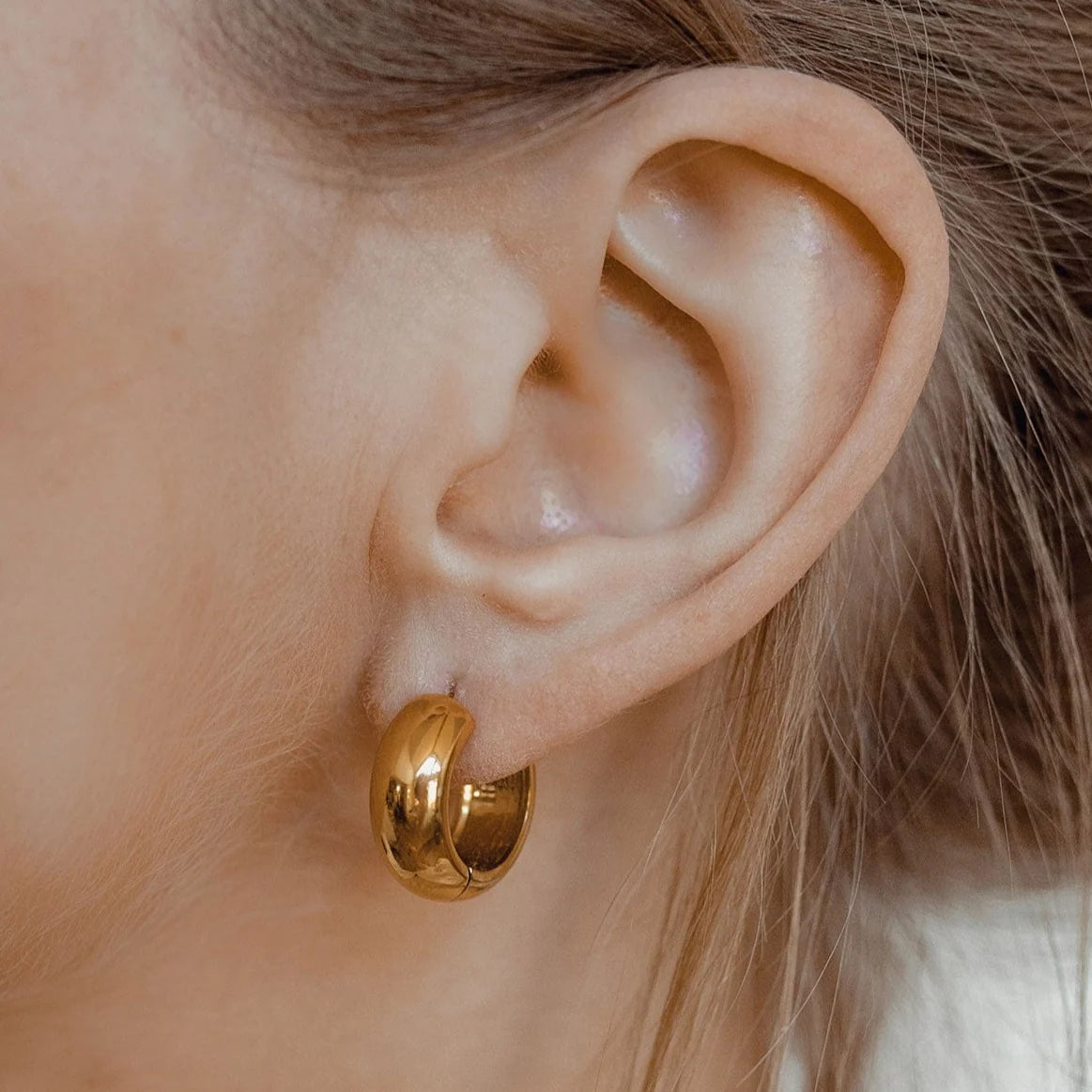 getragener dicker gold hoop am ohr