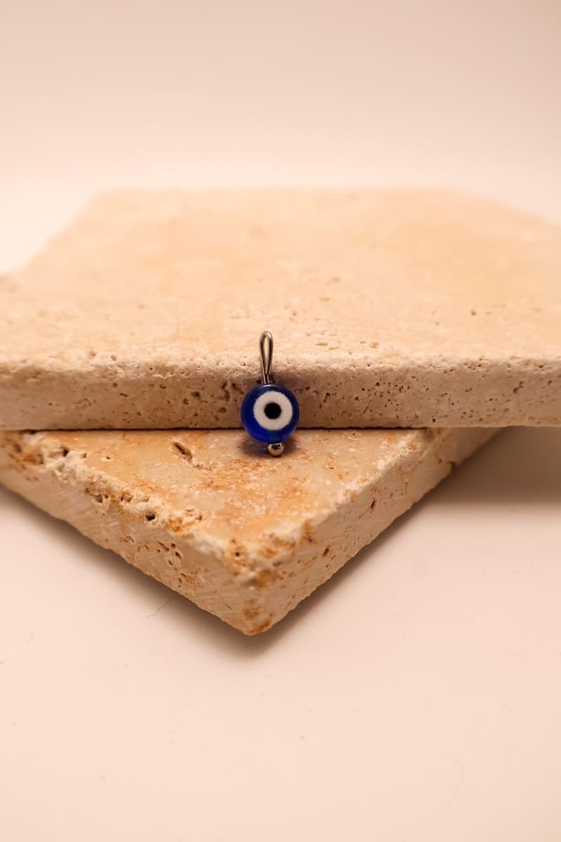 Auge Charm