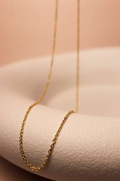 Goldene Ankerkette in einer Schale