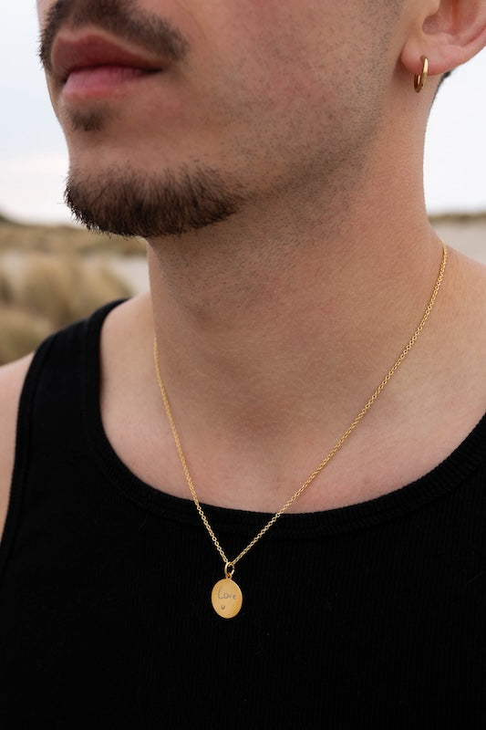 Goldene Ankerkette mit einem gravierten Anhaenger