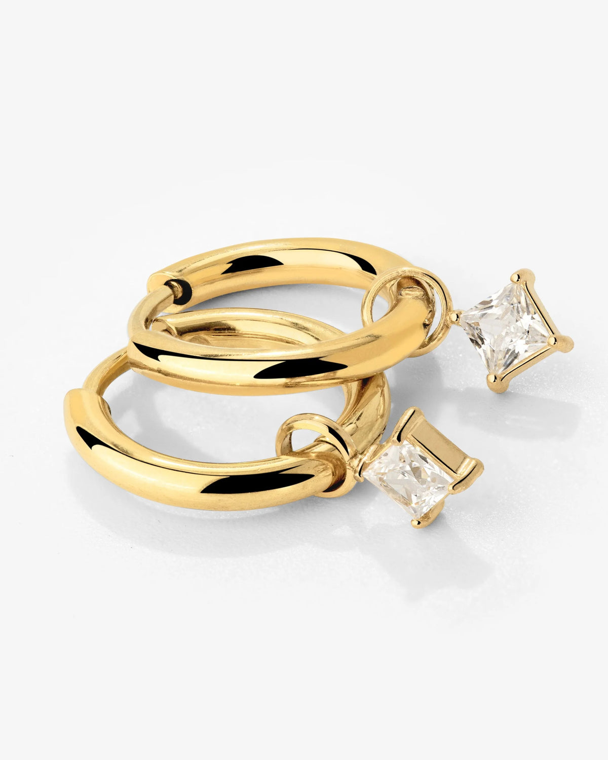 zwei Basic Ohrringe in gold kombiniert mit Diamant förmigen Anhängern 