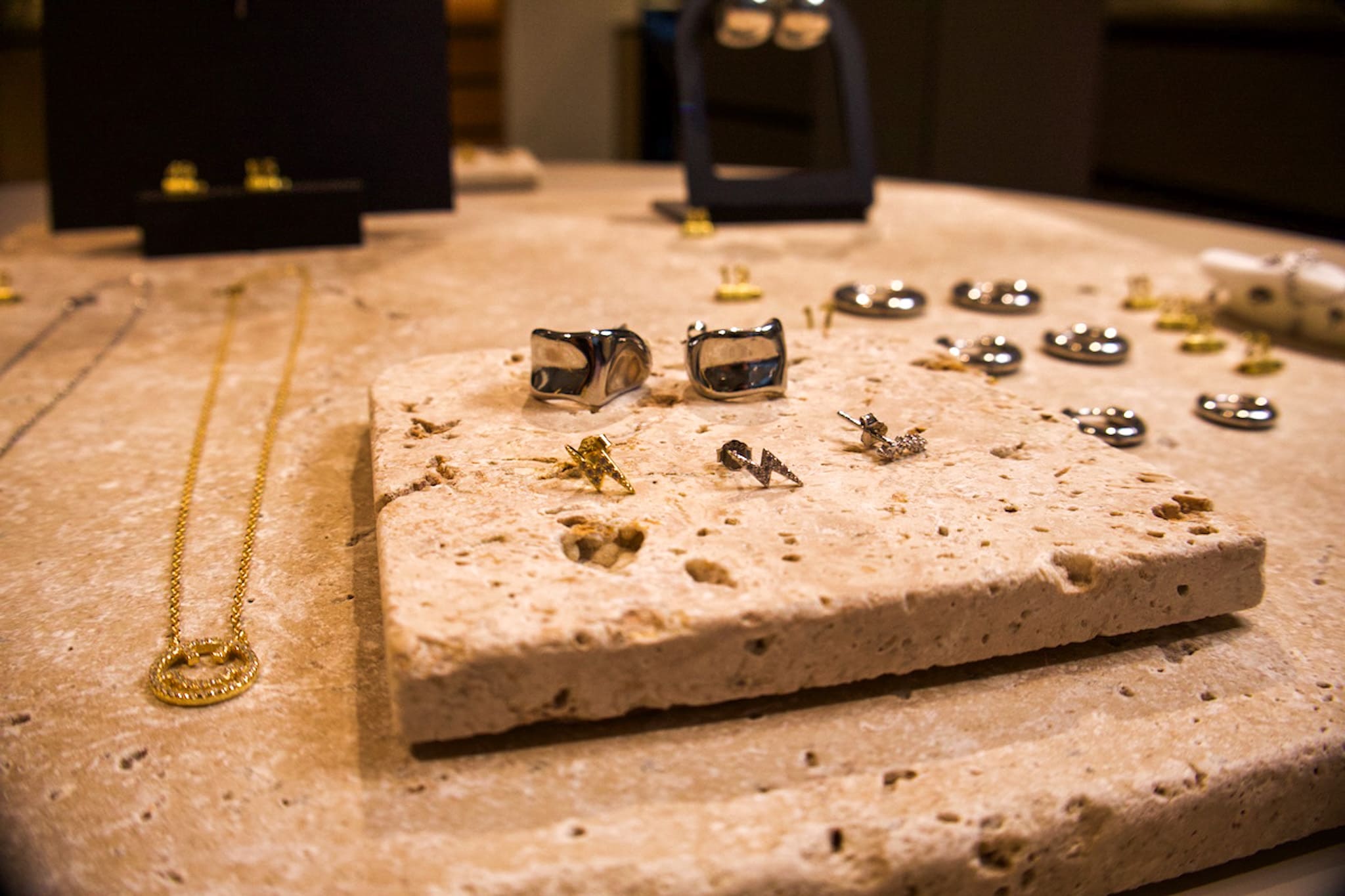 verschiedene piercings in gold und silber