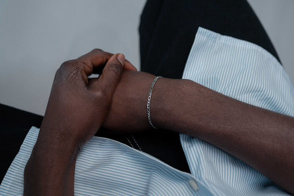 silbernes Armband mit dreier Gliederung getragen an Model mit blauem Hemd