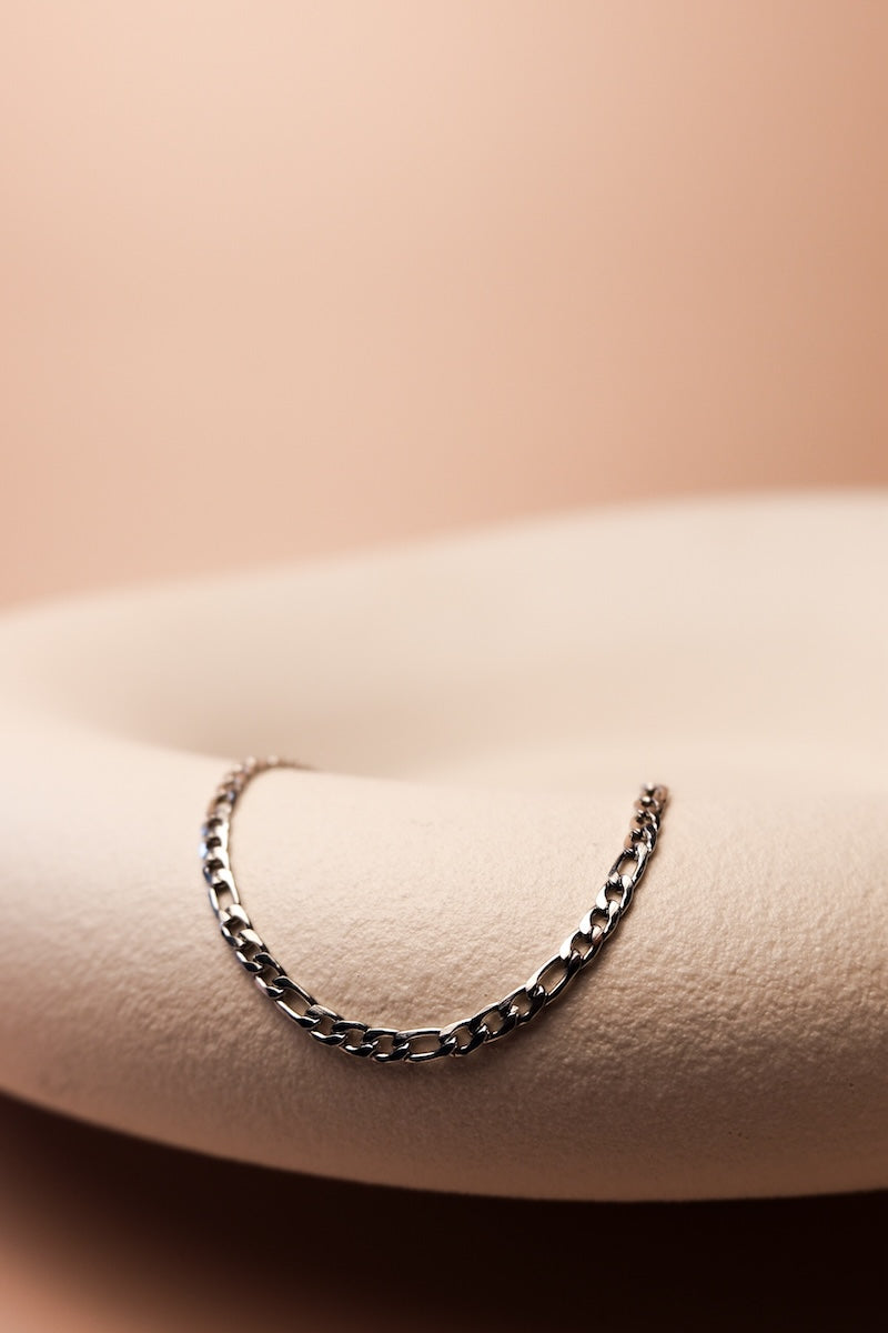 silbernes Davina armband liegt auf weißer schale