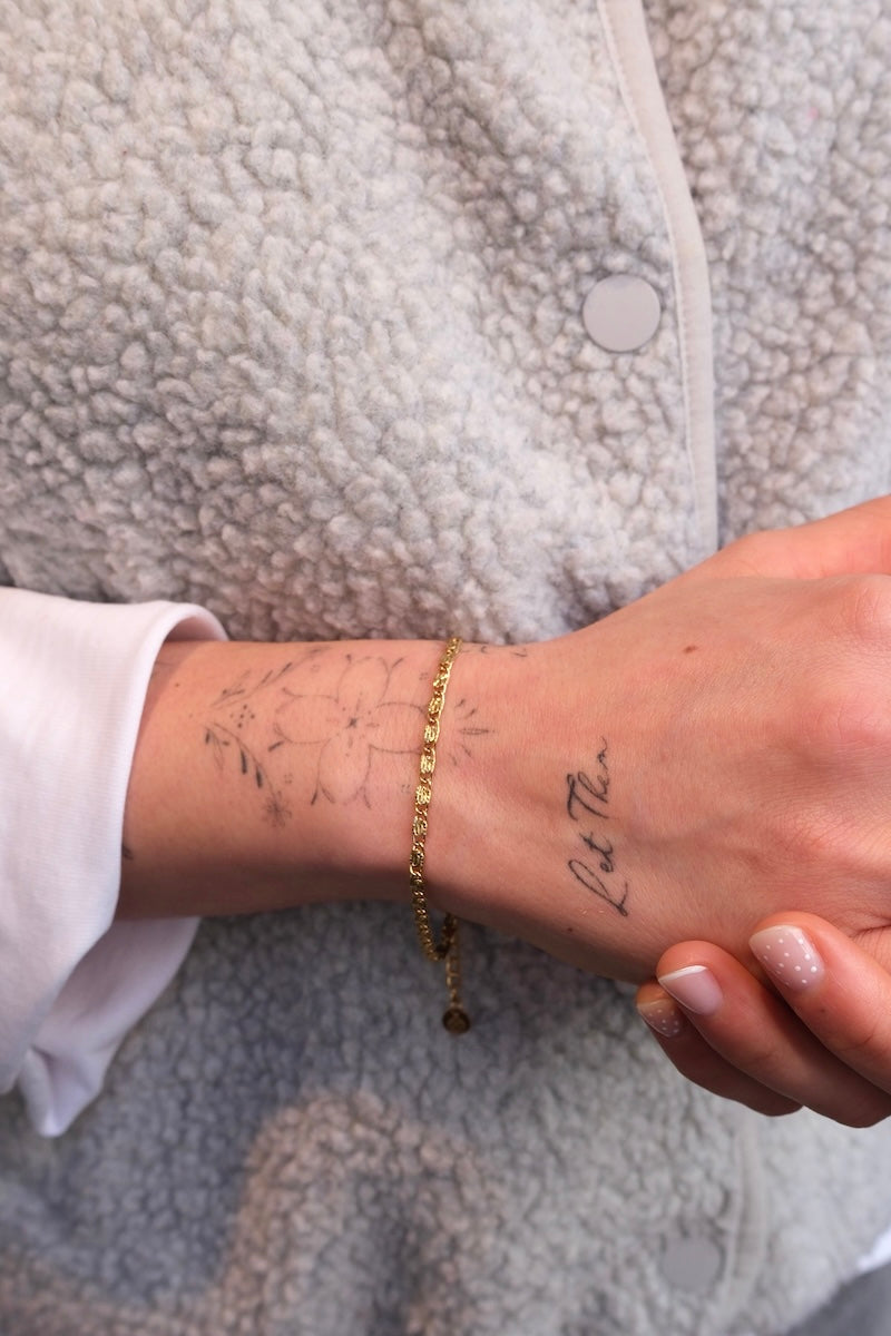 edles eckig förmiges armband getragen am Handgelenk einer Frau