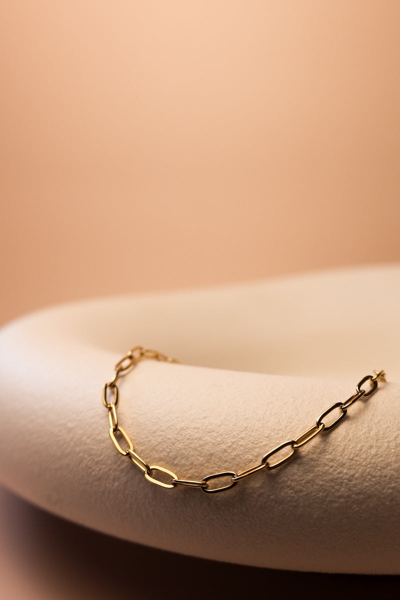 goldenes feines klassiches armband mit runden gliedern
