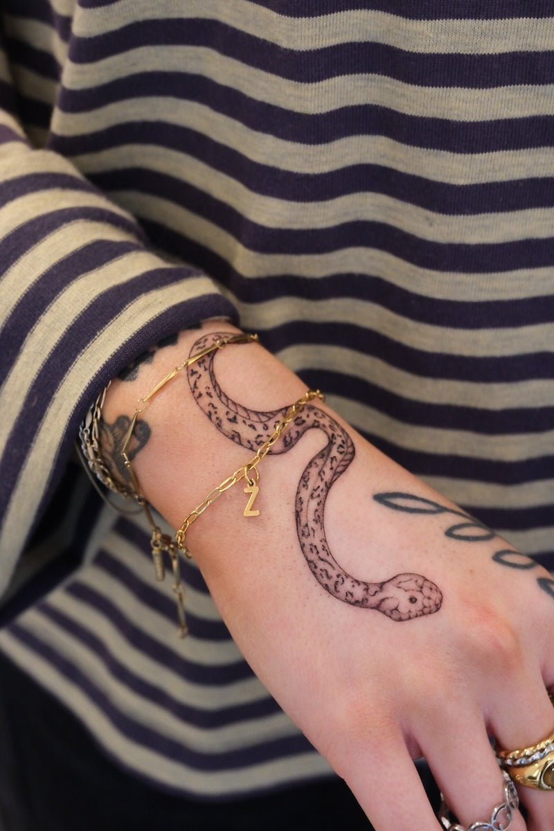 goldenes klassisches armband mit runden gliedern kombiniert mit einem Z charm Buchstabe 