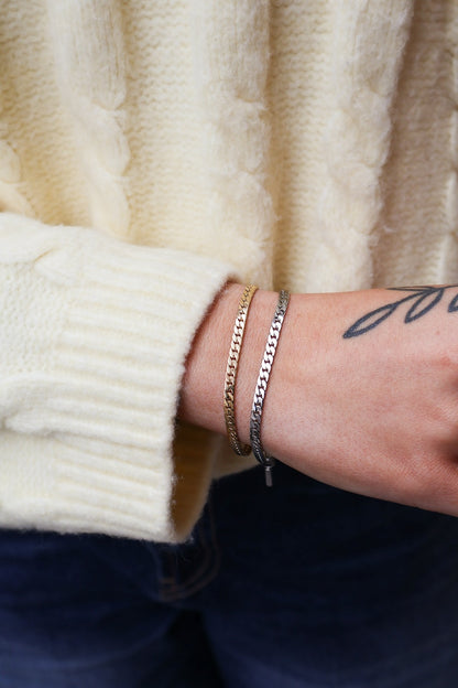 gold und silber Armband getragen am Handgelenk 