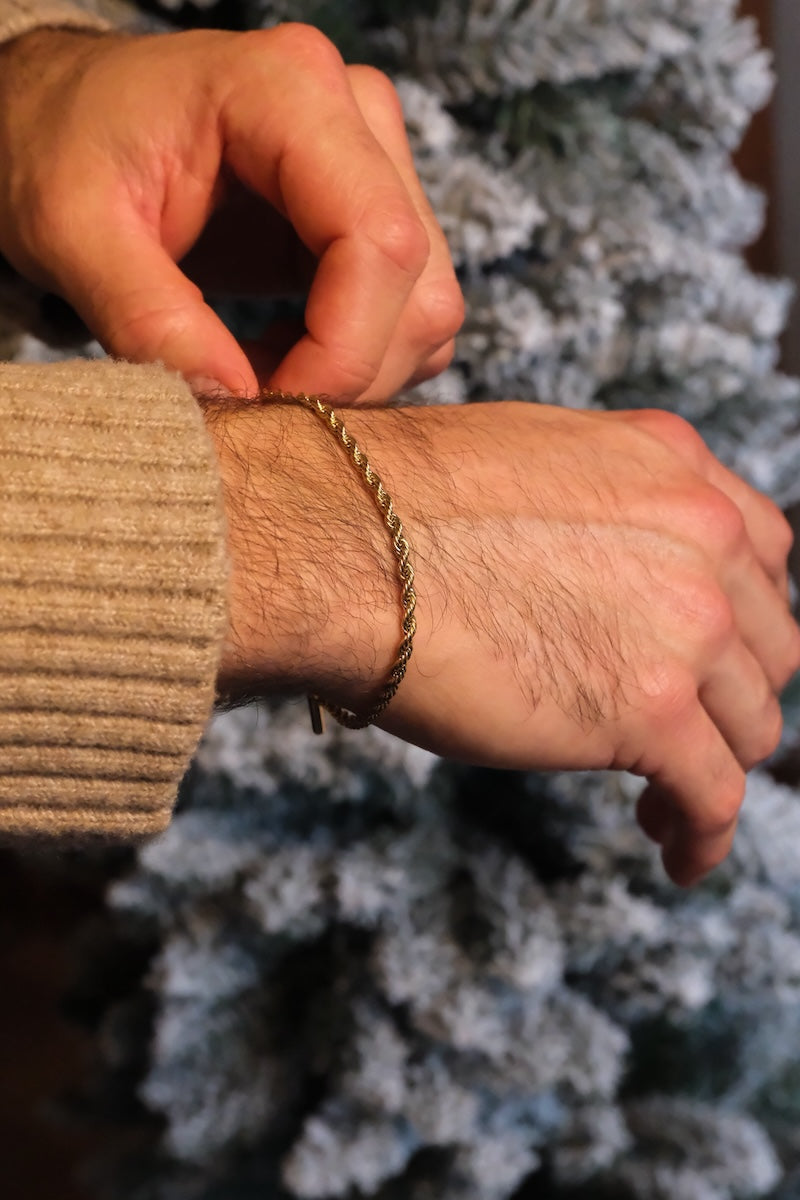 goldenes twisted Armband getragen am Männerarm
