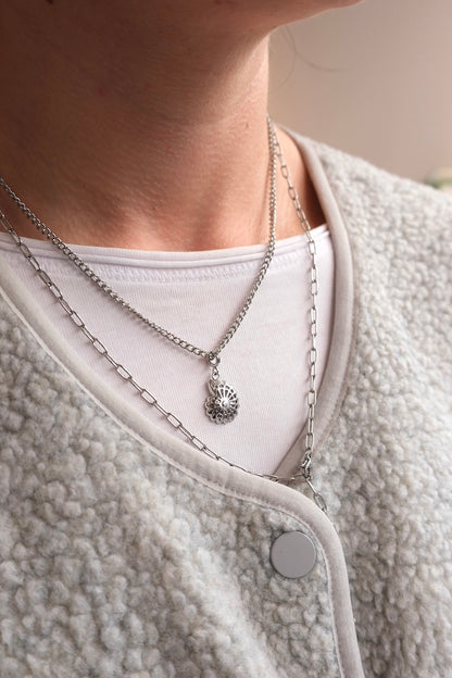 großer schneckenförmiger charm Anhänger befestigt an feinen silber kette