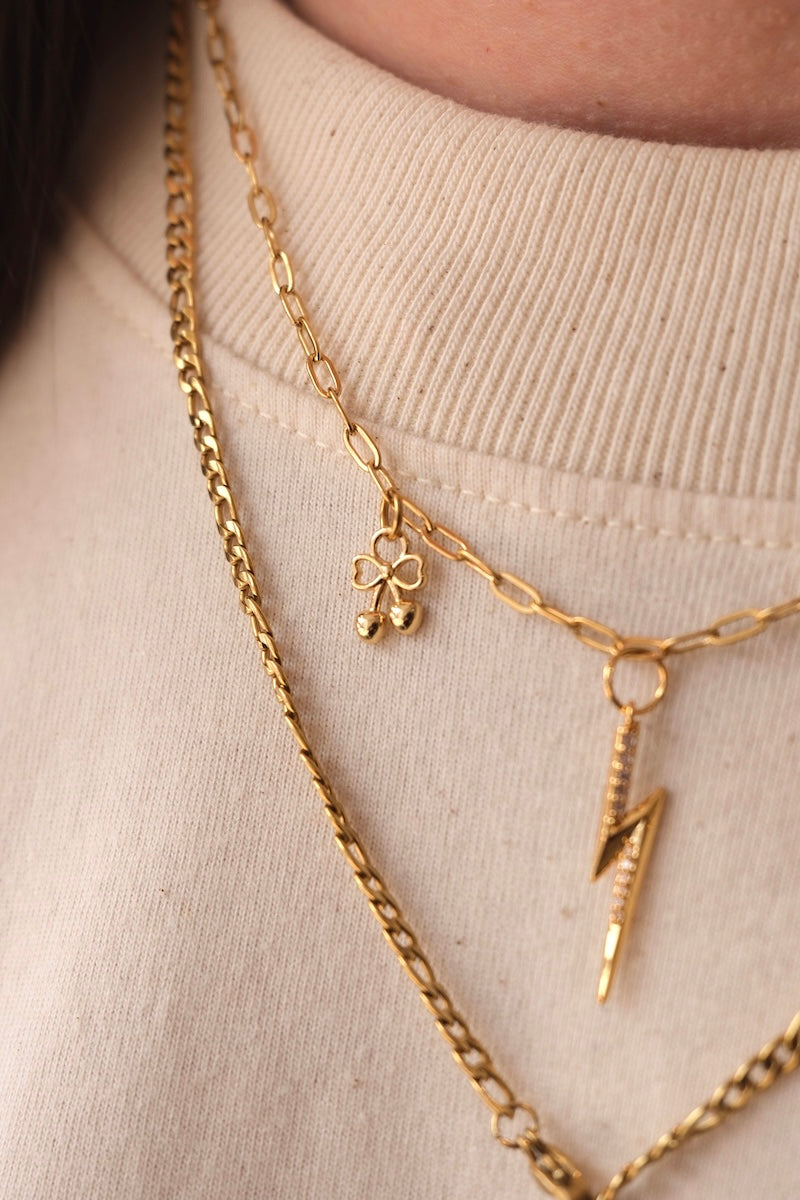 kleiner Kirschen Anhänger in gold hängt an feiner gold kette mit einer runden Basic Gliederung 