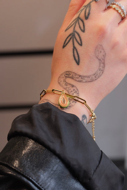 papaya Anhänger in grün orange kombiniert mit goldenem teresa armband was eckige Glieder hat