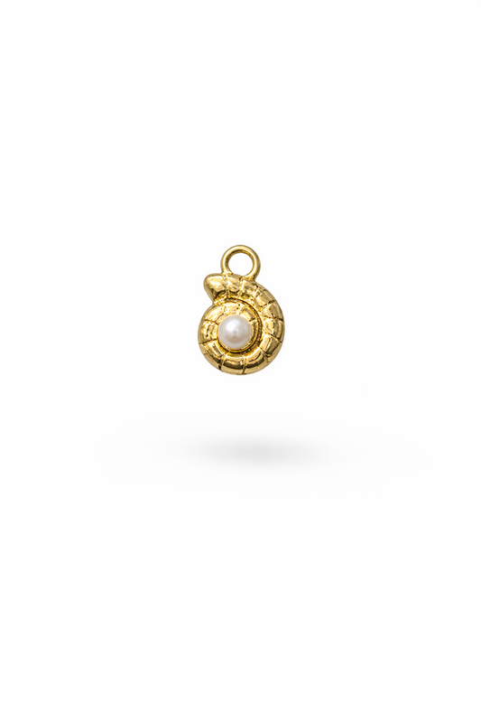 gold charm in schnecken optik und einer weißen perle in der Mitte 