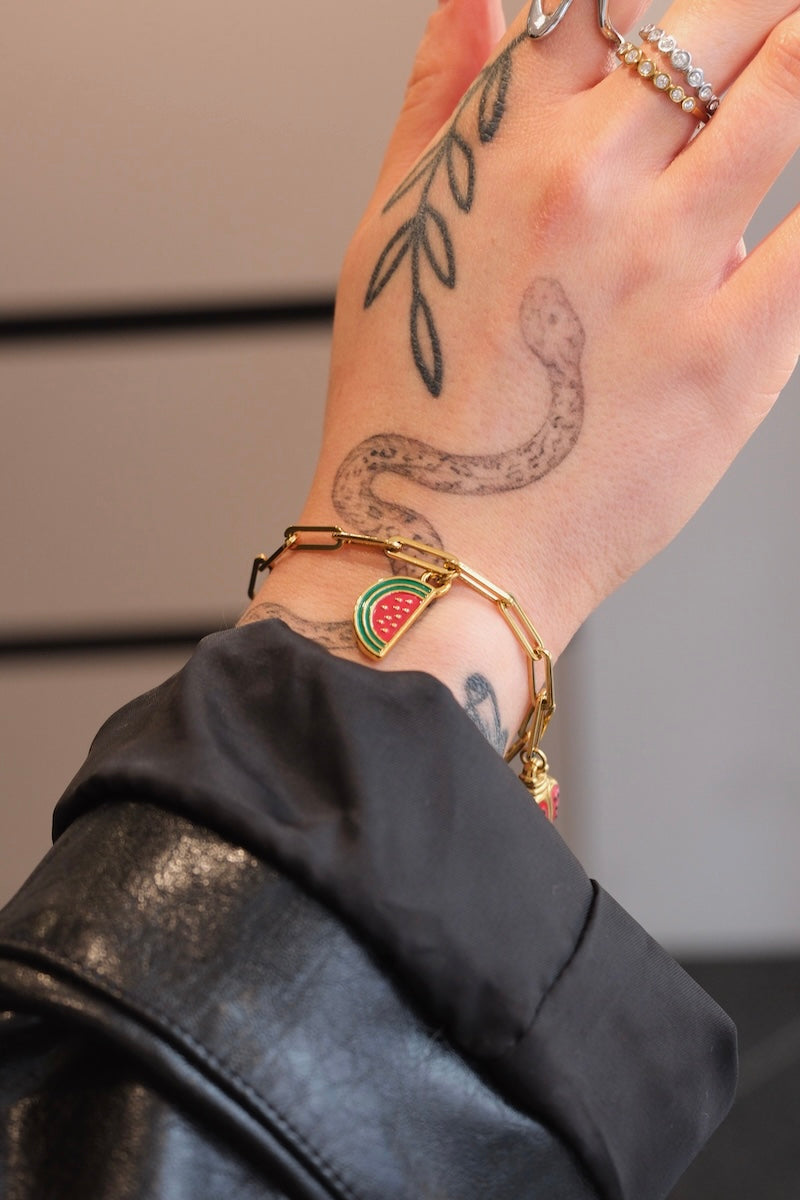 Wassermelonen charm mit grüner schale und roten Innenseite, kombiniert mit  gold armband