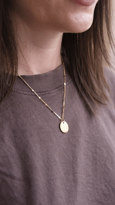 video von goldenem gravur coin der an feiner gold kette befestigt ist