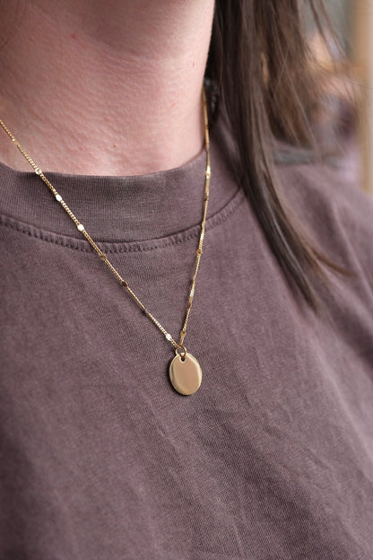 runder goldener gravur coin kombiniert mit feiner gold kette