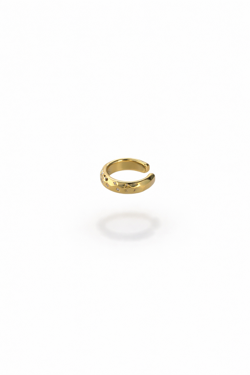 goldender earcuff mit kleinen zirkonia steinchen integriert und weißer Hintergrund 