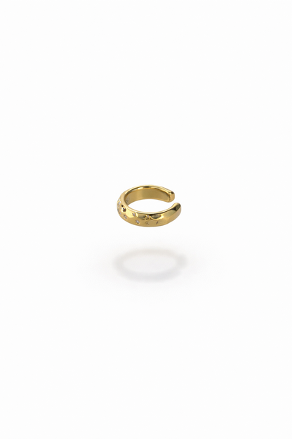 goldender earcuff mit kleinen zirkonia steinchen integriert und weißer Hintergrund 