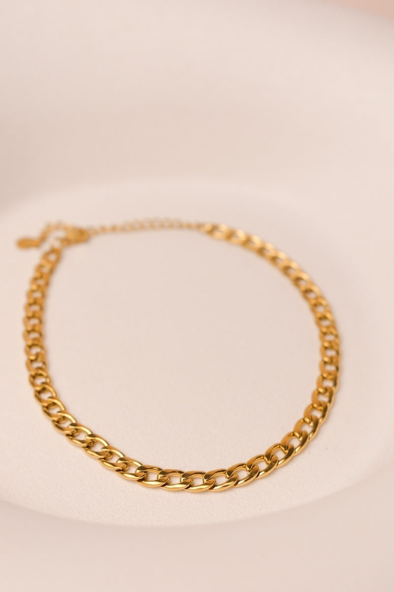 Goldene Fußkette mit abgeflachten Ringen ausgestellt