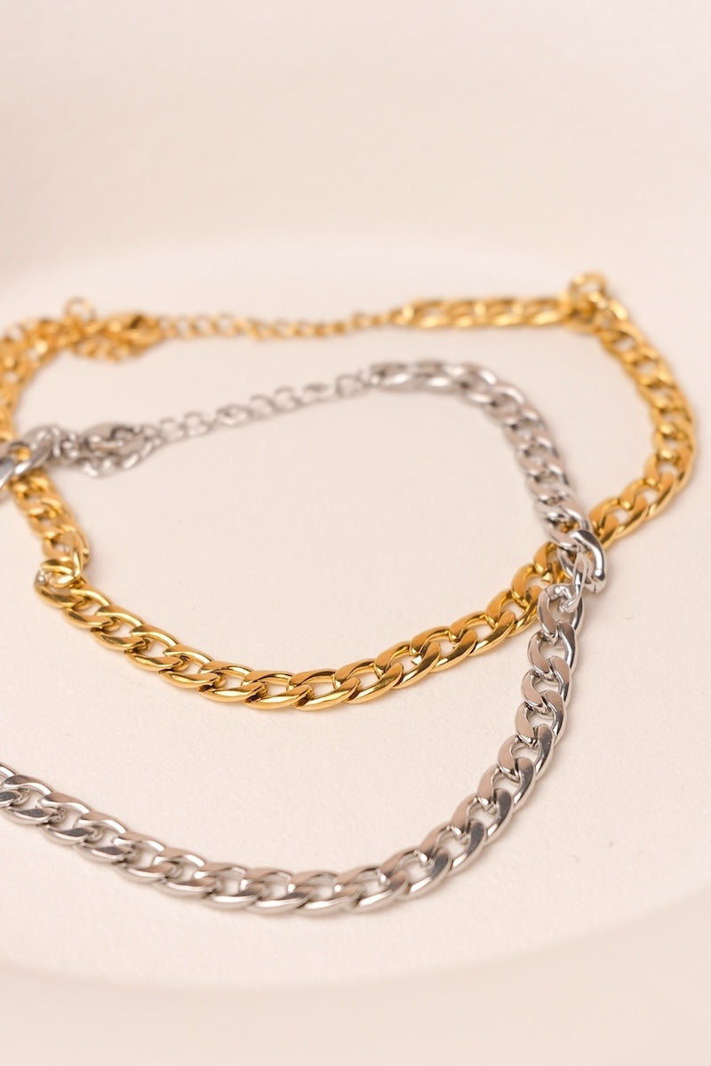Goldene und silberne Fußkette mit abgeflachten Ringen ausgestellt