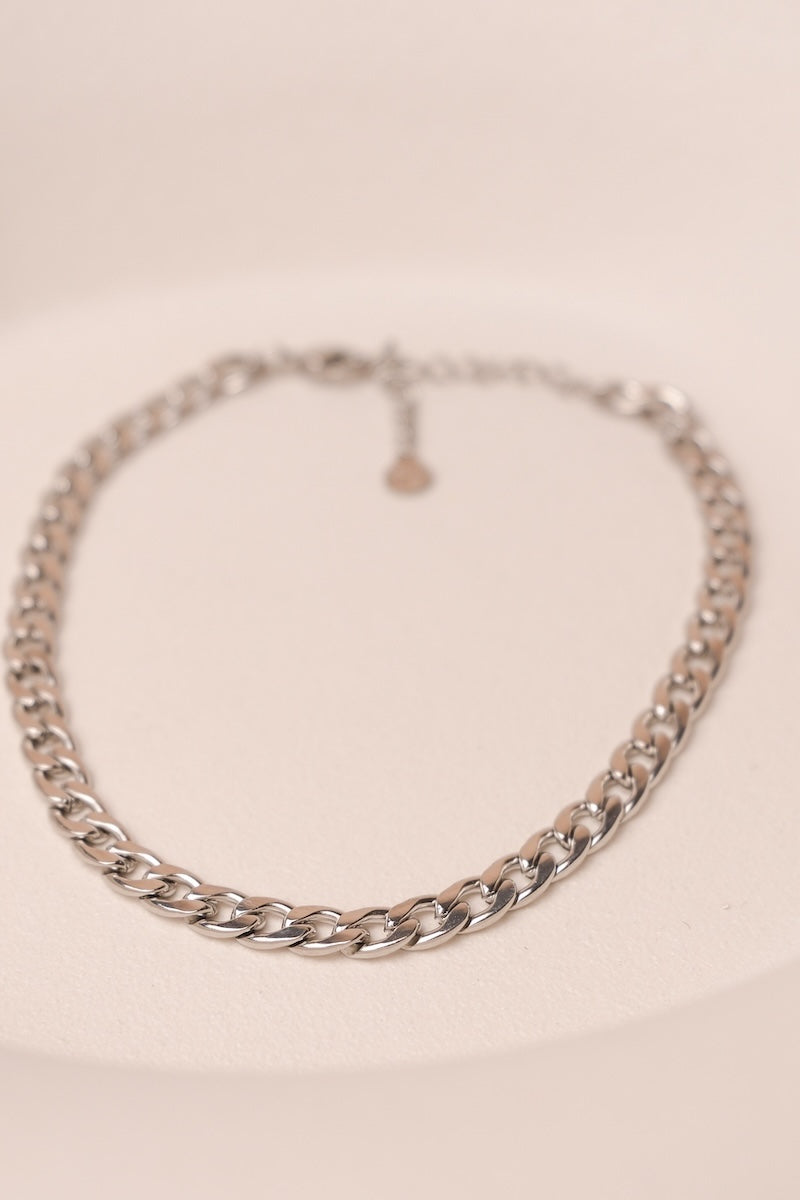 Silberne Fußkette mit abgeflachten Ringen ausgestellt