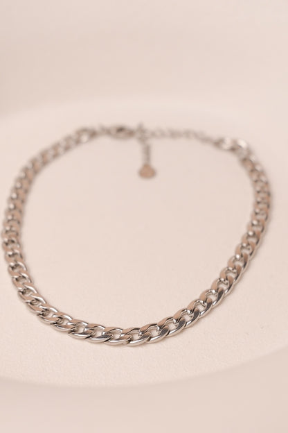 Silberne Fußkette mit abgeflachten Ringen ausgestellt