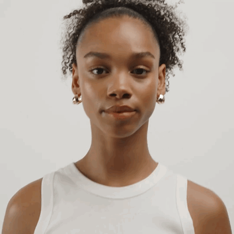video von Frau mit goldenem massiven hoop