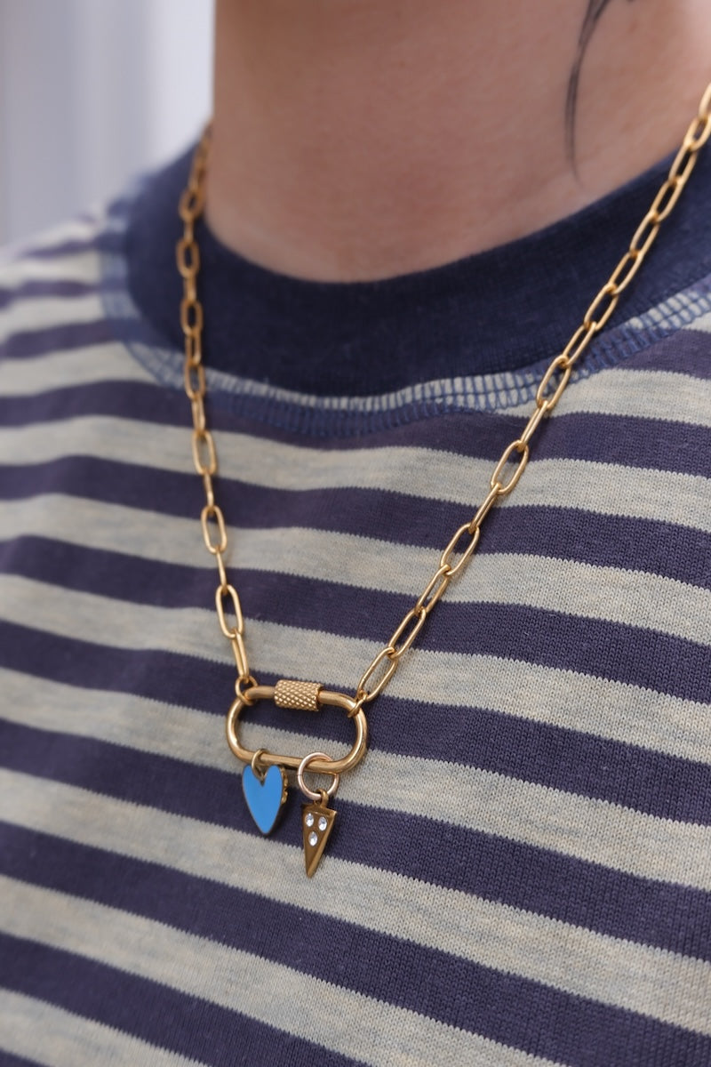 Goldene Kette verbunden mit Karabiner an dem zwei Charms hängen