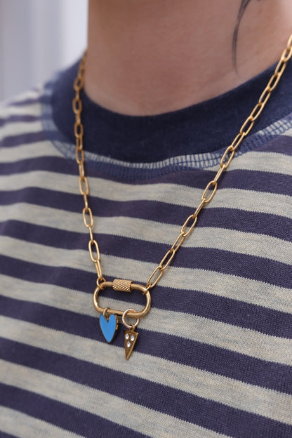 Goldene Kette verbunden mit Karabiner an dem zwei Charms hängen
