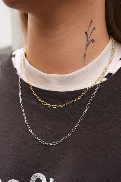 Frau mit kurzer goldener und langer silberner Figaro-Panzerkette