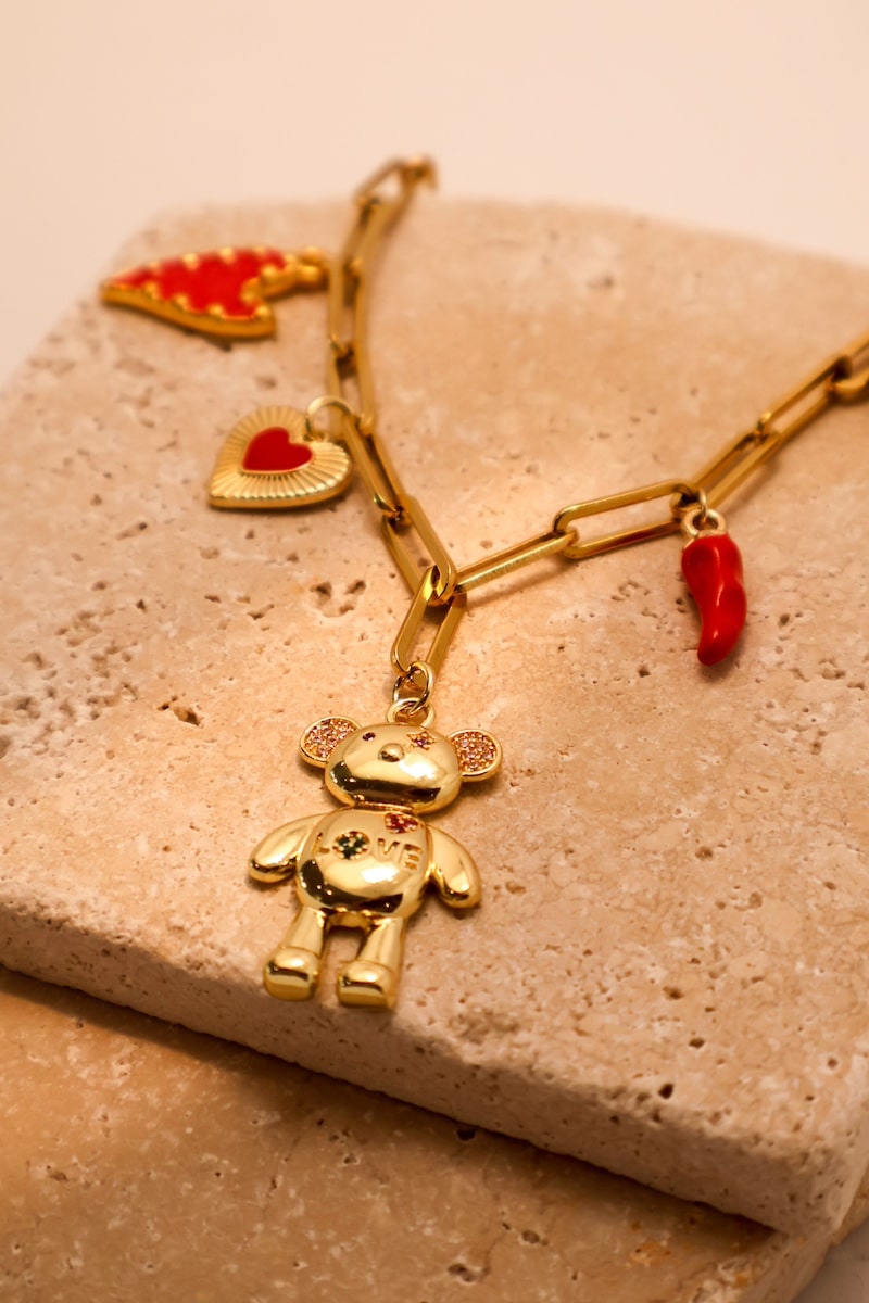 Grobe goldene Ankerkette kombiniert mit goldenen Charms (Herz-, Peperoni- und Bärencharm)