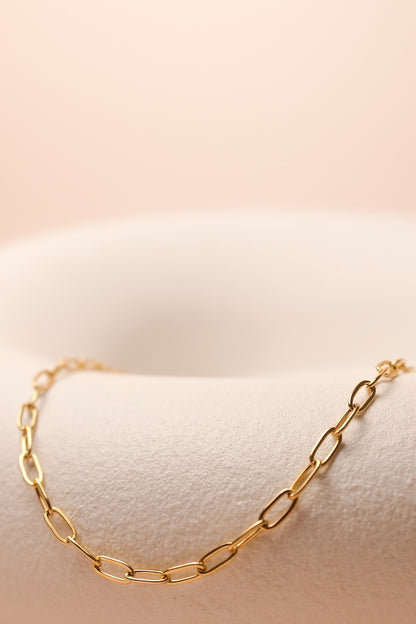 Weite goldene Ankerkette ausgelegt auf einer Schale
