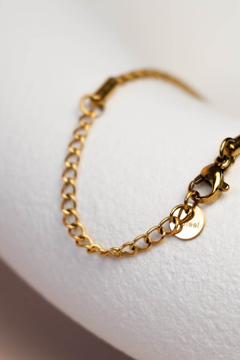 Filigrane goldene Kordelkette mit Karabinerverschluss