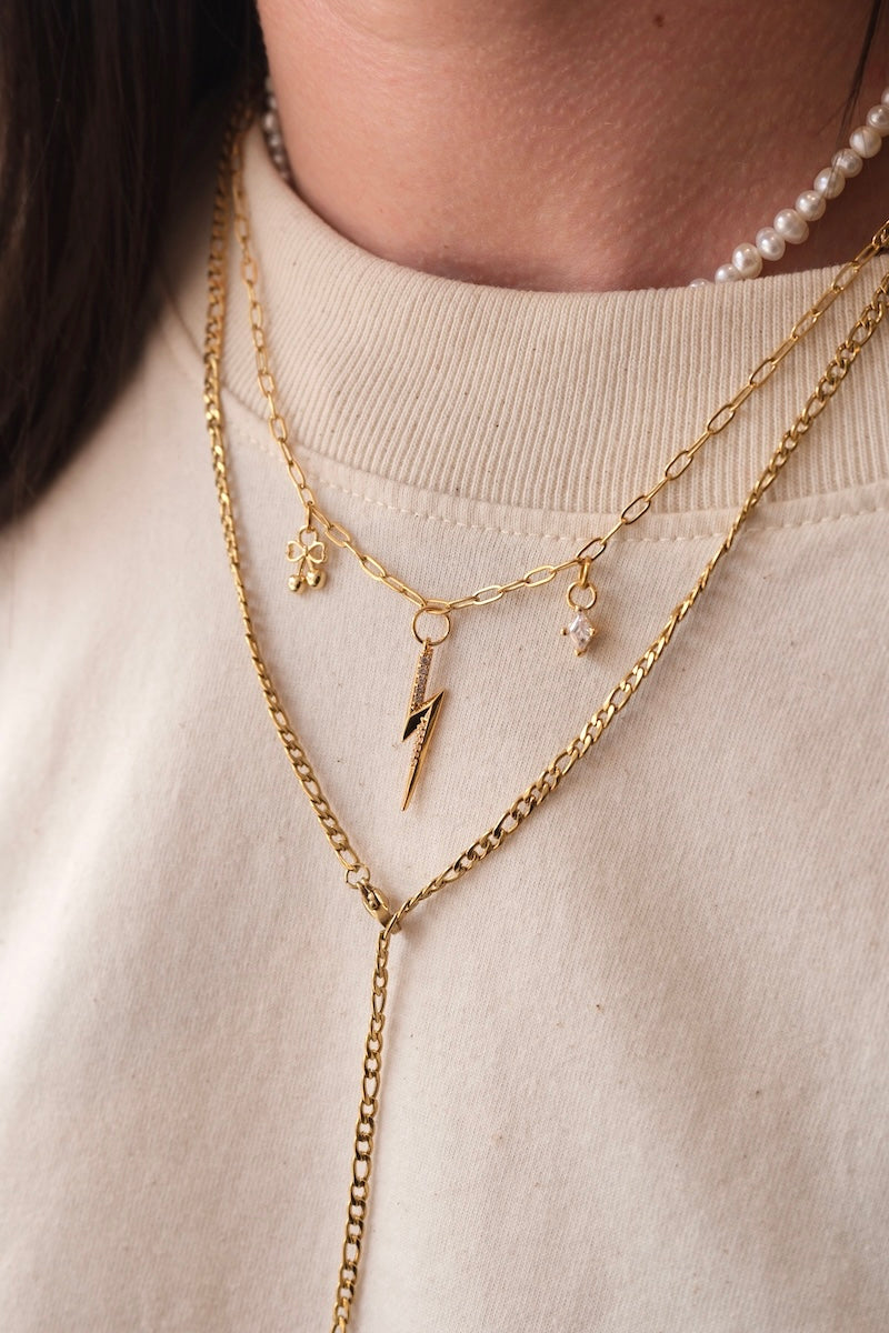 zu sehen ist eine Basic kette mit drei charms integriert. ein Cherry charm, blitz charm und ein Diamant charm und noch eine zweite kette zum kombinieren