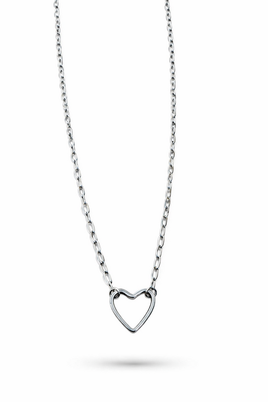 silberne kette mit einem größeren integriertem herz