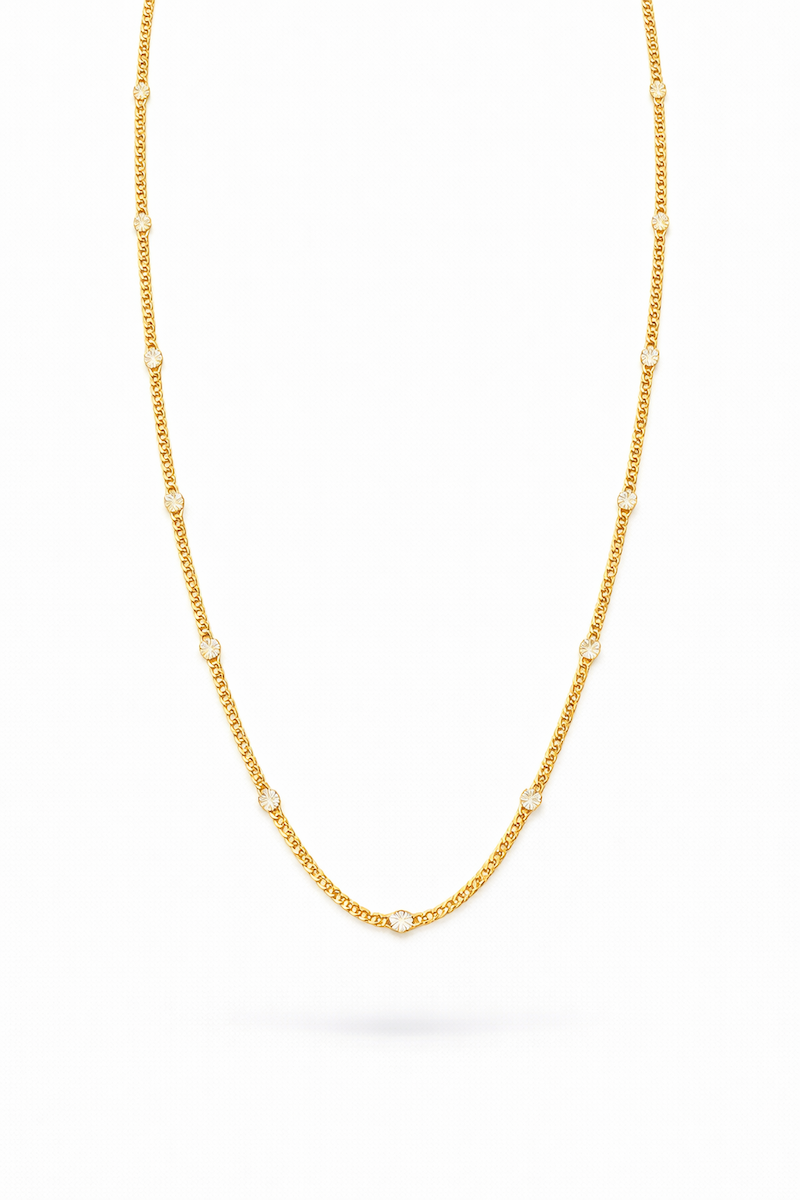 feine Goldkette mit kleinen integrierten Plättchen 