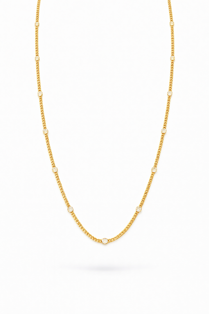 feine Goldkette mit kleinen integrierten Plättchen 