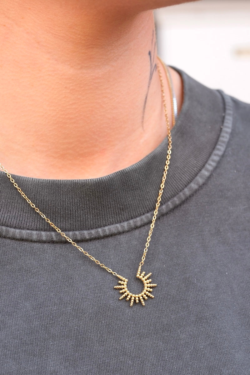 feine gold kette mit sonnen symbol