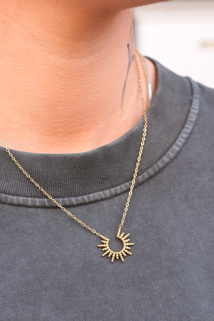 feine gold kette mit sonnen symbol