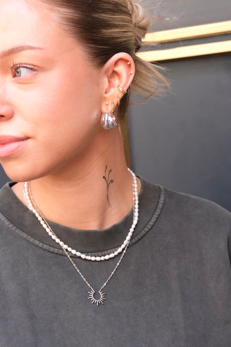 feine silber kette mit Sonnen symbol kombiniert mit Perlenkette 