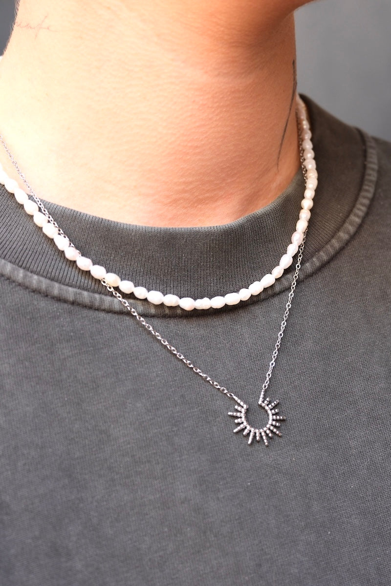 feine silber kette mit Sonnen symbol kombiniert mit Perlenkette 