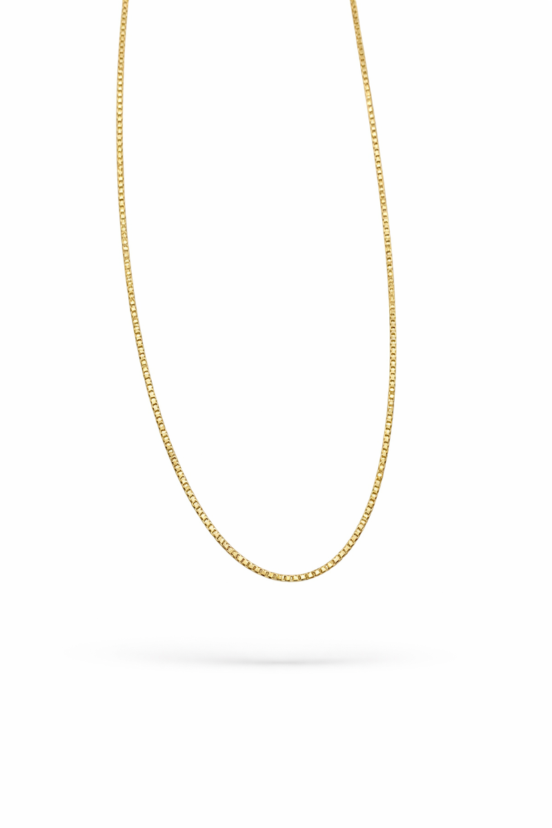 goldene kette mit feinen eckigen gliedern