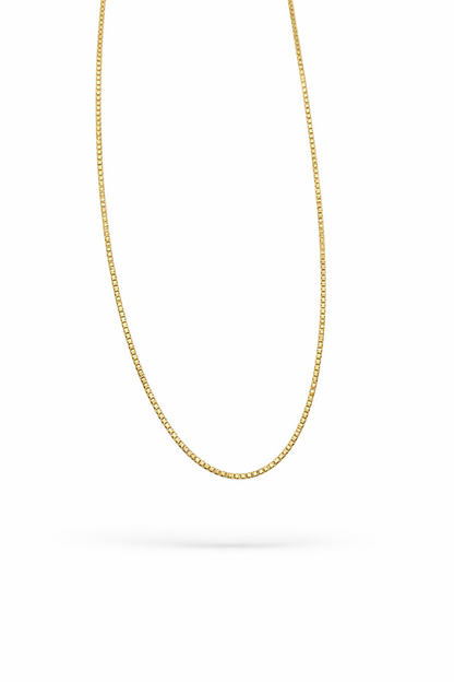 goldene kette mit feinen eckigen gliedern