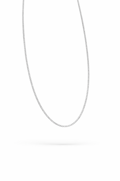 silberne kette mit feinen eckigen gliedern