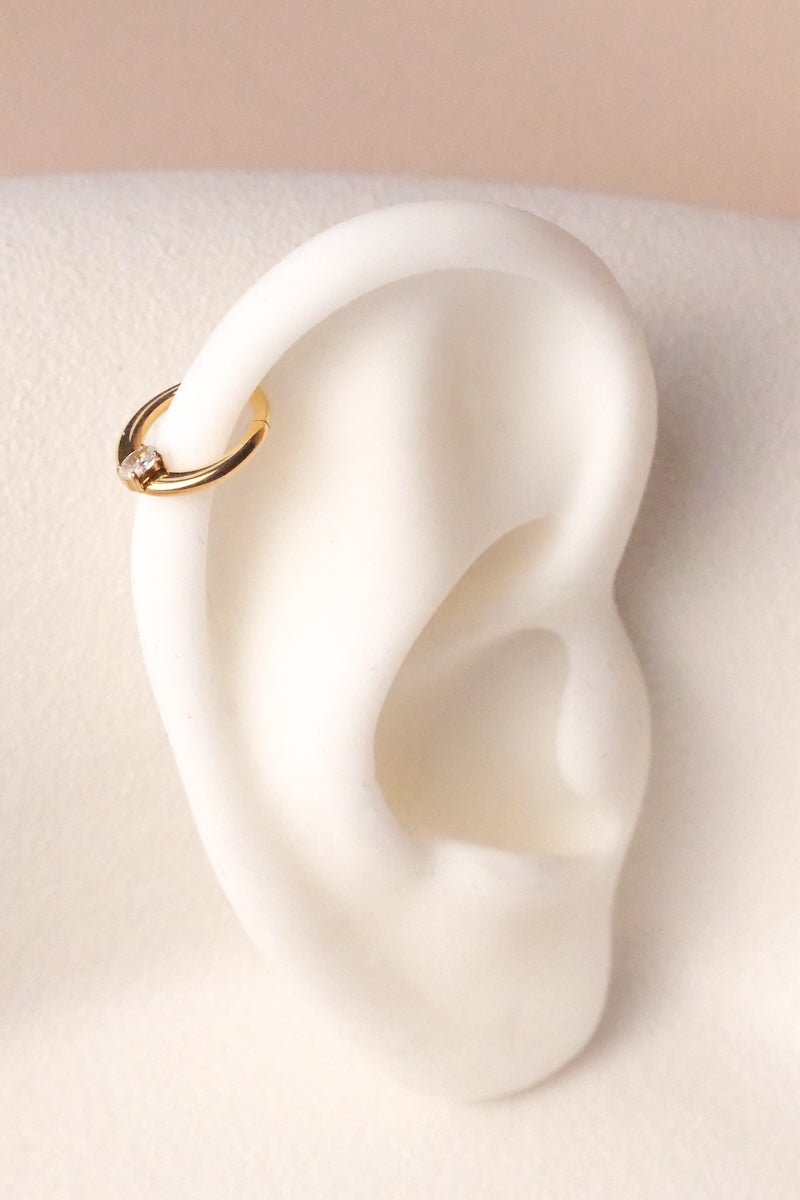 piercing ring am Aussteller Ohr getragen