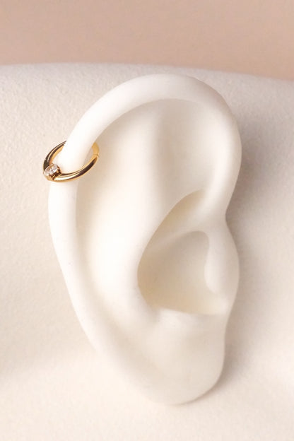 piercing ring am Aussteller Ohr getragen